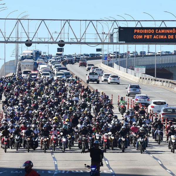 Motociclistas protestam na Terceira Ponte e pedem justiça após acidente com motoboy