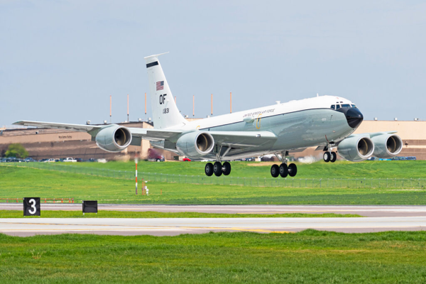 Avião americano que fareja explosões nucleares volta a voar pela costa brasileira