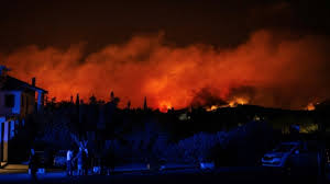 Grécia ordena evacuação por incêndios florestais que se aproximam de Atenas e pede ajuda à União Europeia