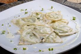 Ravioli com molho branco de calabresa